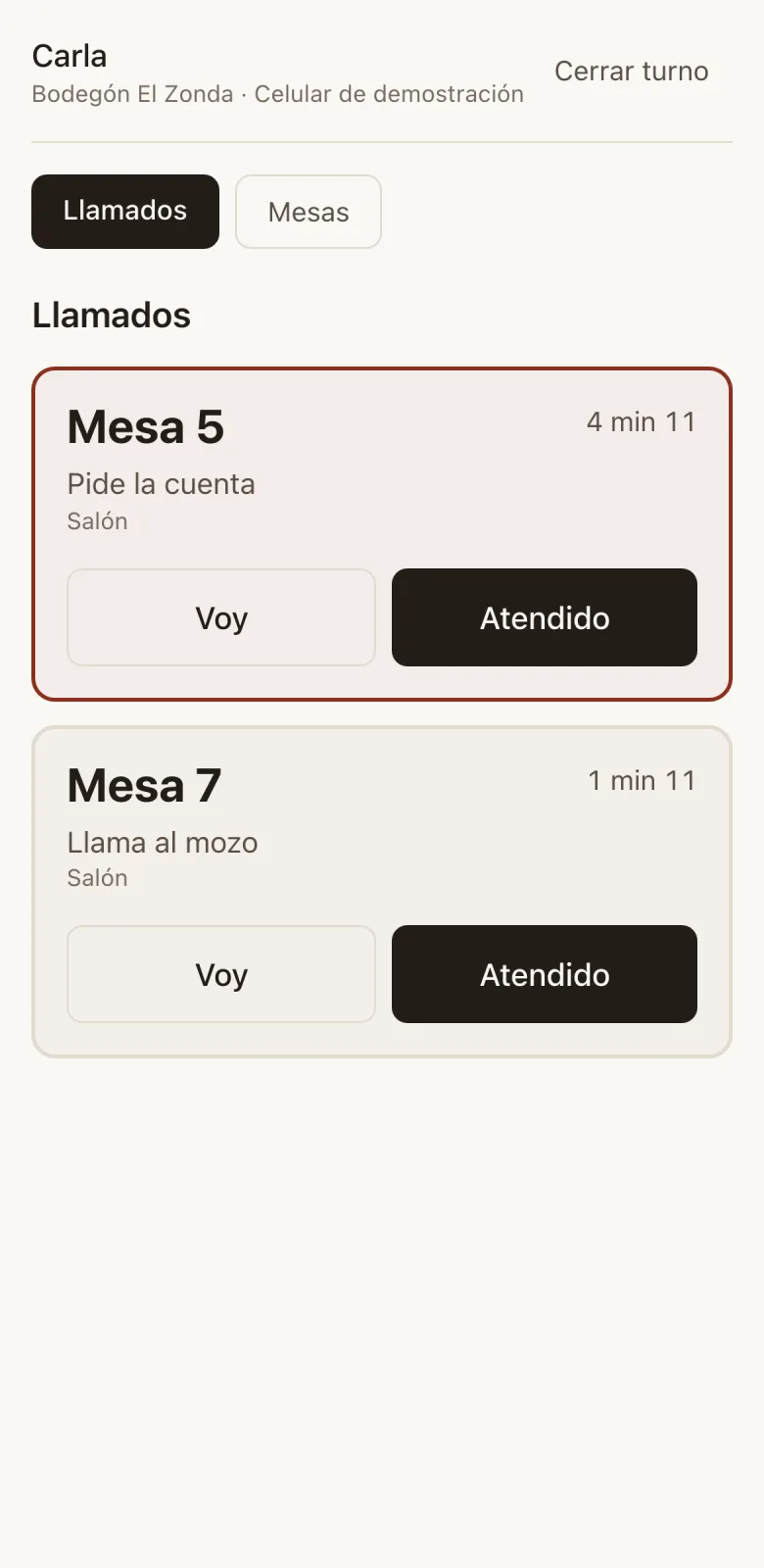 La pantalla de llamados: dos mesas esperando, con los botones Voy y Atendido